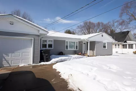 861 47th St, Moline, IL 61265 photo 2