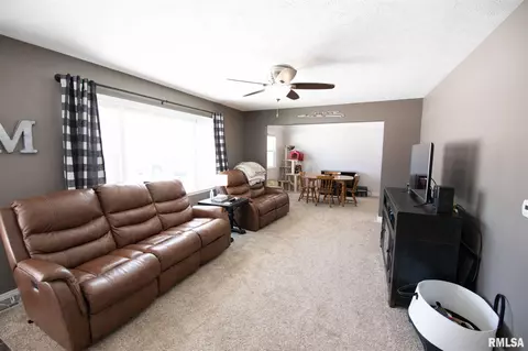 861 47th St, Moline, IL 61265 photo 4