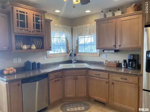 201 Maple St, Cambridge, IL 61238 photo 3