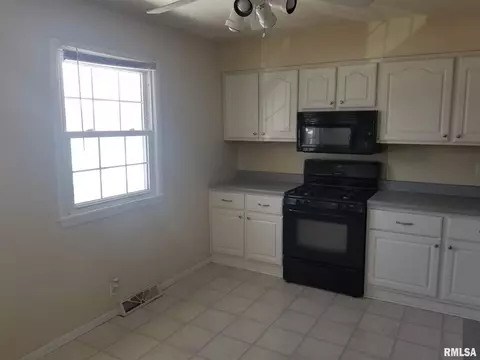 805 12th St, Silvis, IL 61282 photo 5