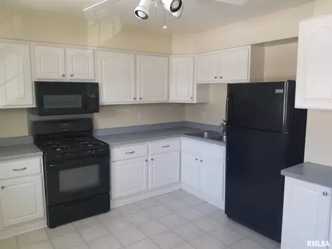 805 12th St, Silvis, IL 61282 photo 6