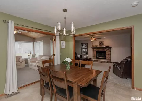 709 S 9th Ave, Eldridge, IA 52748 photo 9