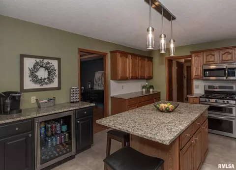 709 S 9th Ave, Eldridge, IA 52748 photo 7
