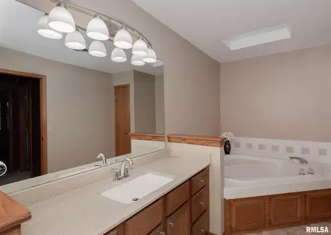 709 S 9th Ave, Eldridge, IA 52748 photo 32
