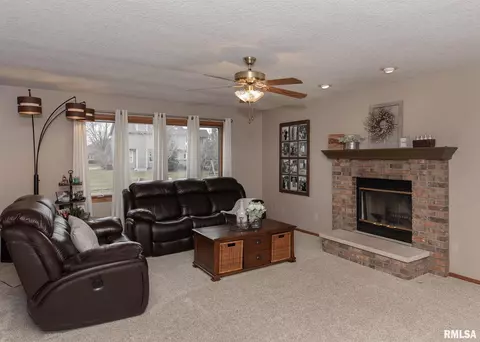 709 S 9th Ave, Eldridge, IA 52748 photo 10