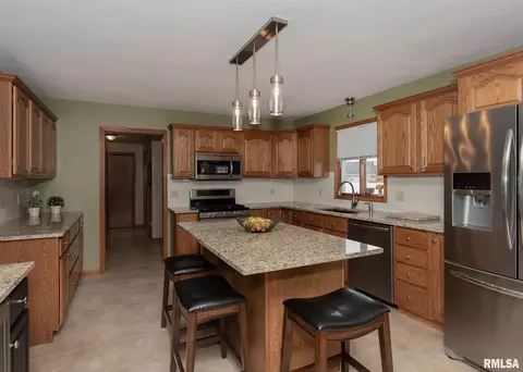 709 S 9th Ave, Eldridge, IA 52748 photo 6