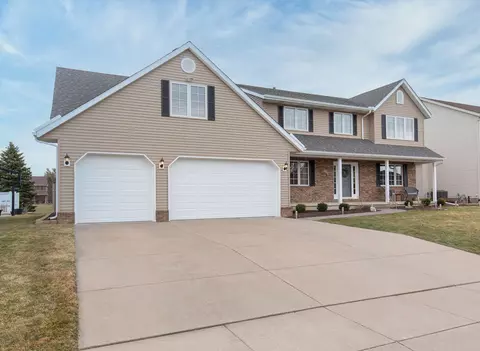 709 S 9th Ave, Eldridge, IA 52748 photo 2
