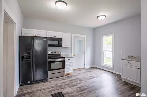 249 45th St, Moline, IL 61265 photo 5