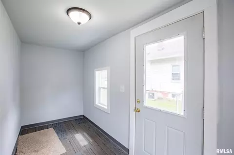 249 45th St, Moline, IL 61265 photo 2
