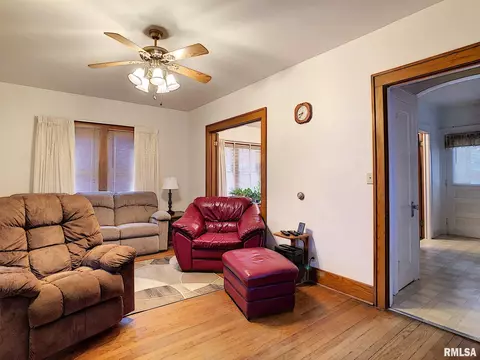 2549 5th St, Moline, IL 61265 photo 4