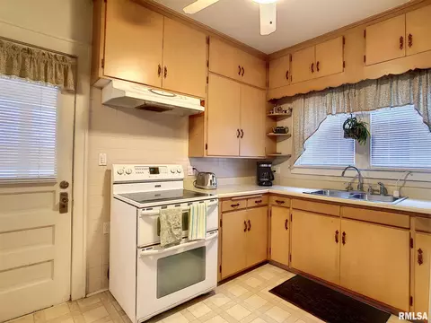 2549 5th St, Moline, IL 61265 photo 8