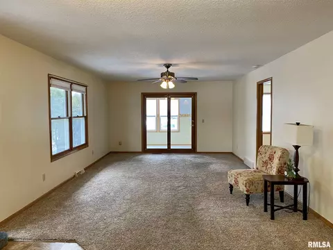 732 E Iowa St, Eldridge, IA 52748 photo 3