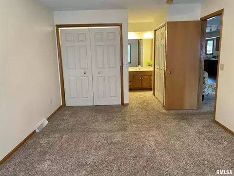 732 E Iowa St, Eldridge, IA 52748 photo 10
