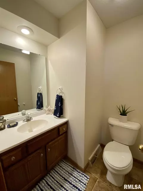 732 E Iowa St, Eldridge, IA 52748 photo 7