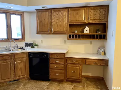 732 E Iowa St, Eldridge, IA 52748 photo 6