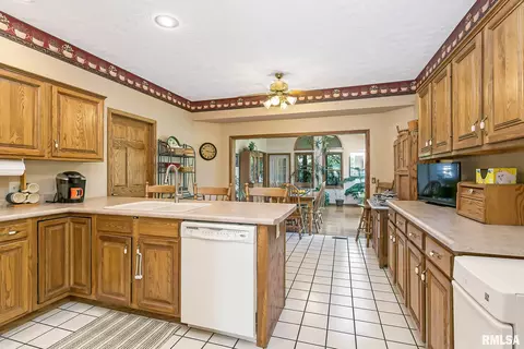 3560 49th St, Moline, IL 61265 photo 10
