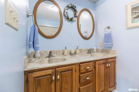 908 E Gregory Ave, Marion, IL 62959 photo 16