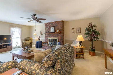 908 E Gregory Ave, Marion, IL 62959 photo 3