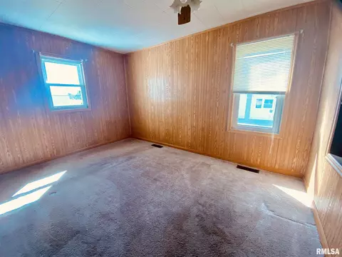 1016 E Main St, Aledo, IL 61231 photo 6