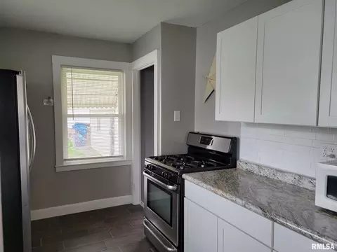 1923 24th St, Moline, IL 61265 photo 2