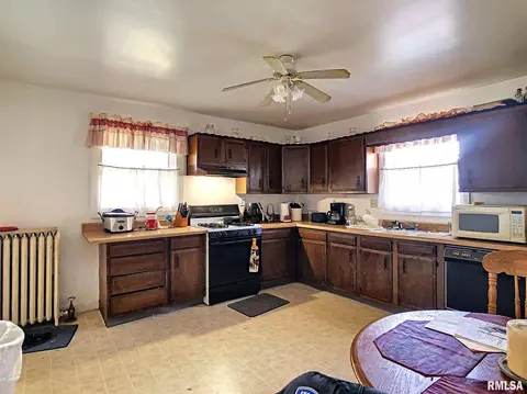 1128 11th St, Moline, IL 61265 photo 5