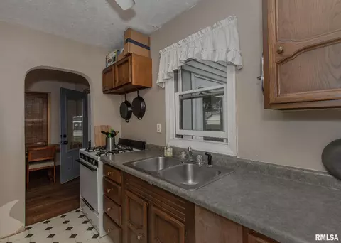 405 45th St, Moline, IL 61265 photo 8