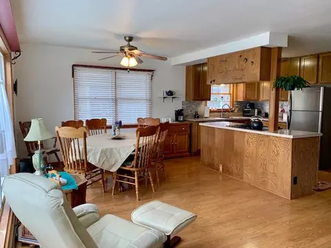 1715 N 4th St, Clinton, IA 52732 photo 2