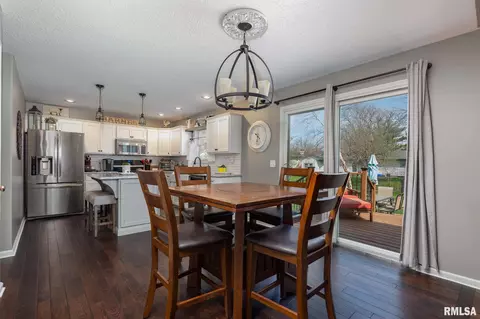 128 W Pinehurst St, Eldridge, IA 52748 photo 8