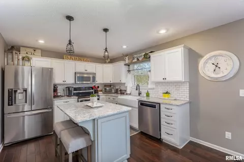 128 W Pinehurst St, Eldridge, IA 52748 photo 9