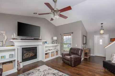 128 W Pinehurst St, Eldridge, IA 52748 photo 5