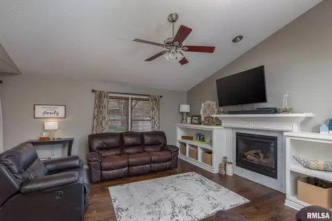 128 W Pinehurst St, Eldridge, IA 52748 photo 6