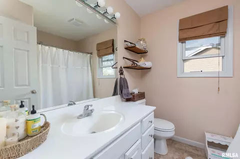 128 W Pinehurst St, Eldridge, IA 52748 photo 15