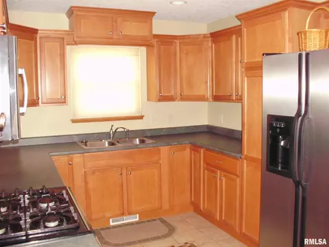 2411 34th St, Moline, IL 61265 photo 6