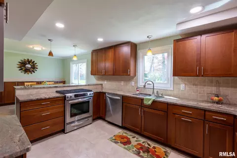 3445 52nd St, Moline, IL 61265 photo 9