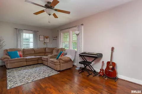 2340 28th St, Moline, IL 61265 photo 4