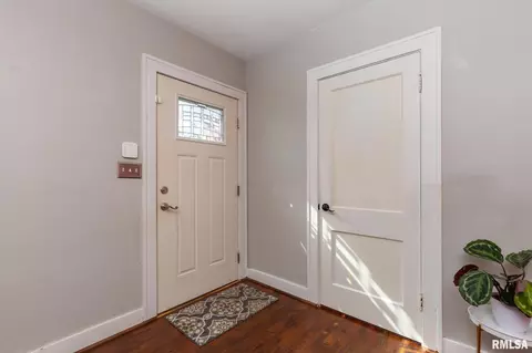 2340 28th St, Moline, IL 61265 photo 3