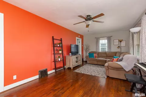 2340 28th St, Moline, IL 61265 photo 6