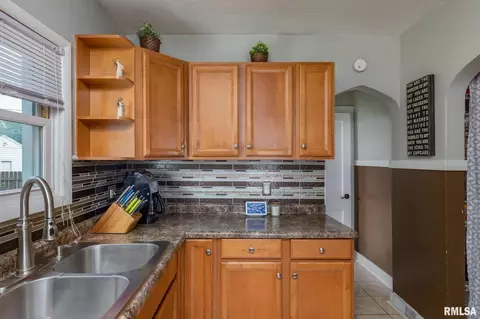 2340 28th St, Moline, IL 61265 photo 9