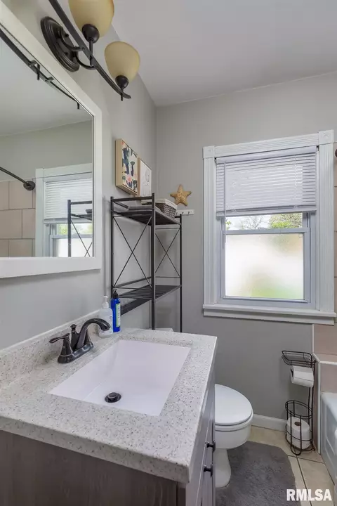 2340 28th St, Moline, IL 61265 photo 18