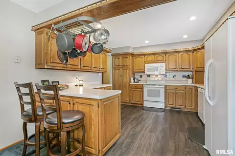 121 S Park View Dr, Eldridge, IA 52748 photo 9
