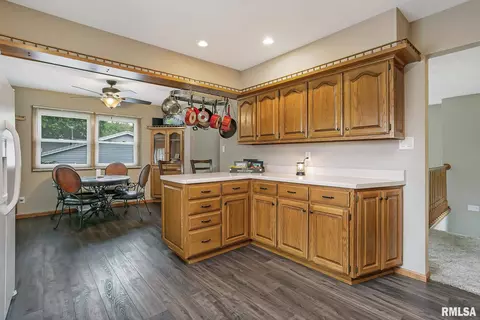 121 S Park View Dr, Eldridge, IA 52748 photo 10