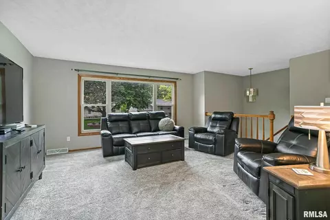 121 S Park View Dr, Eldridge, IA 52748 photo 5