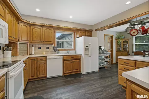 121 S Park View Dr, Eldridge, IA 52748 photo 11
