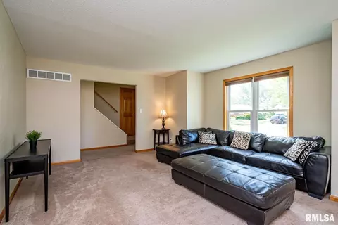 41 Parkview Dr, Eldridge, IA 52748 photo 5