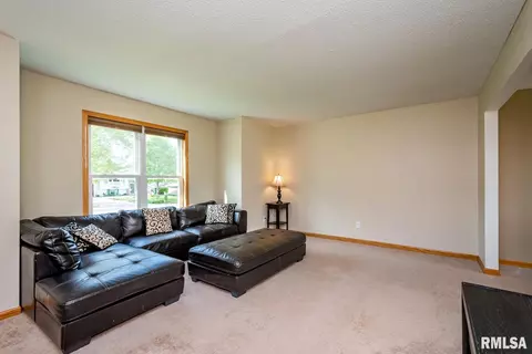 41 Parkview Dr, Eldridge, IA 52748 photo 4