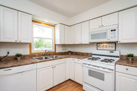 41 Parkview Dr, Eldridge, IA 52748 photo 9