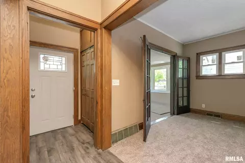 1175 27th St, Moline, IL 61265 photo 3