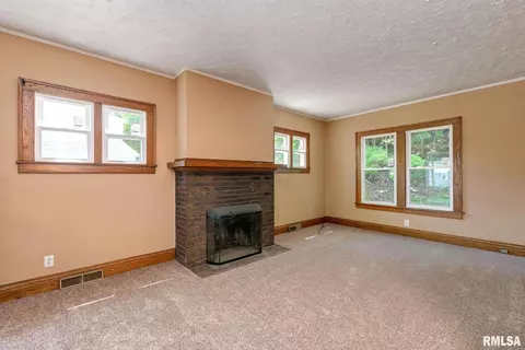 1175 27th St, Moline, IL 61265 photo 4