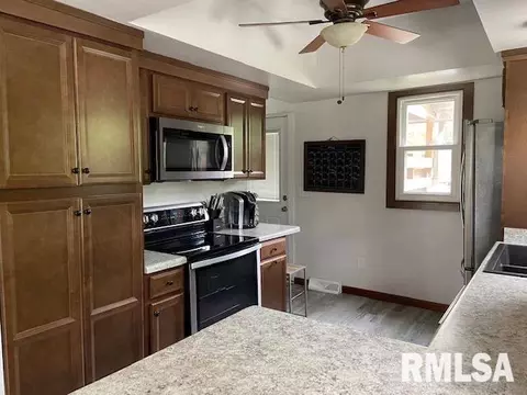 445 10th St, Silvis, IL 61282 photo 5