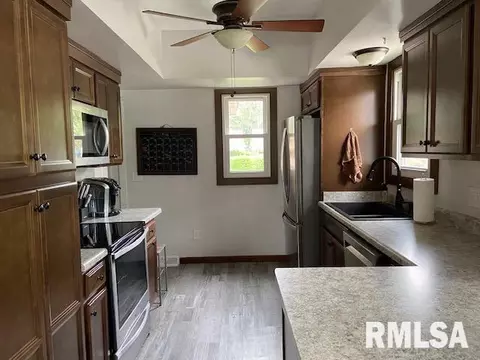 445 10th St, Silvis, IL 61282 photo 2